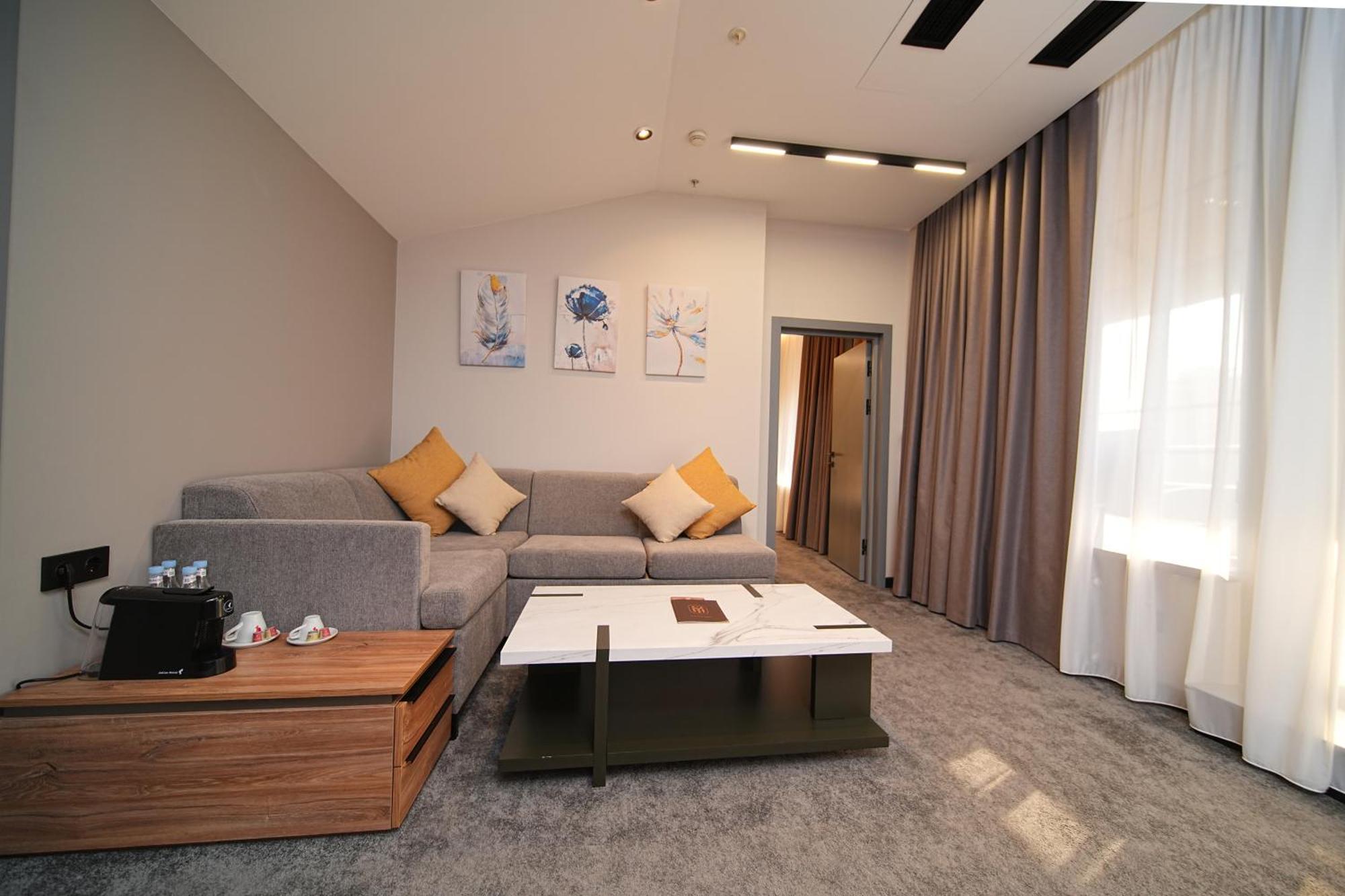 Yerevan Place Hotel Kültér fotó